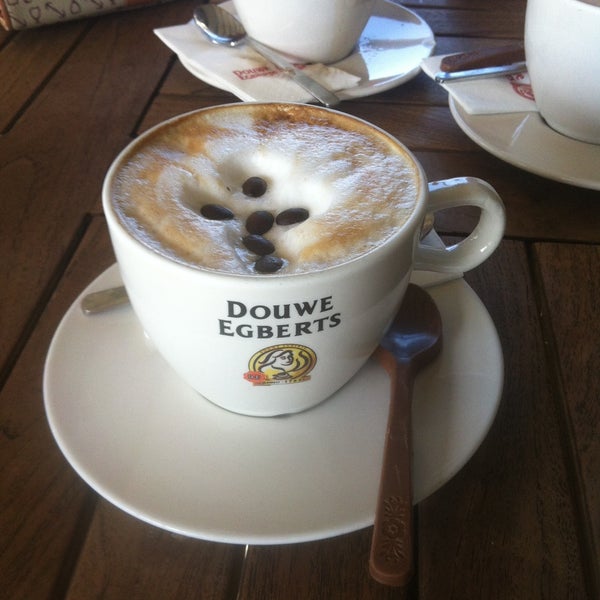 Das Foto wurde bei Douwe Egberts Coffee &amp; Restaurant von 🎀Dilek S. am 5/15/2013 aufgenommen