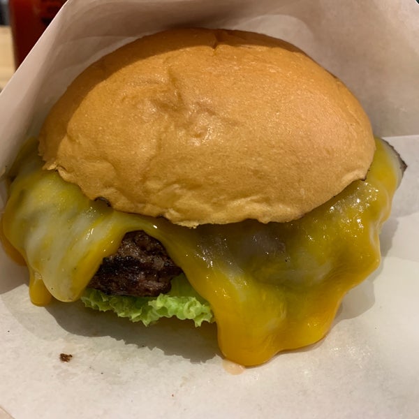 Снимок сделан в Burger On 16 пользователем Shige S. 11/17/2019
