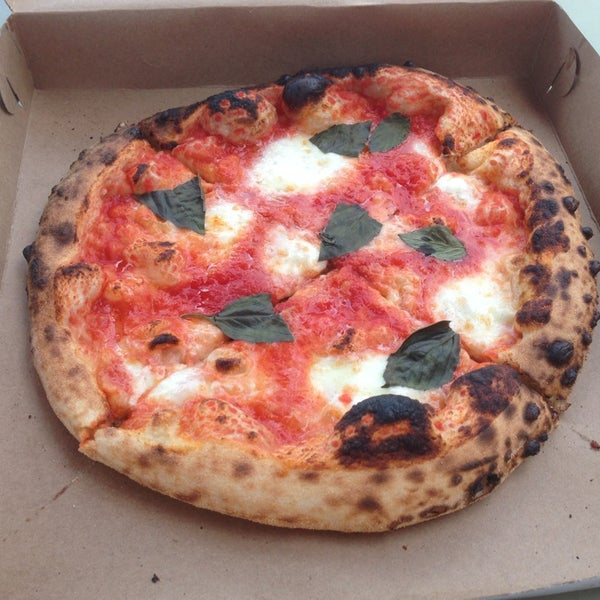 8/16/2013 tarihinde Robert M.ziyaretçi tarafından Pitruco Mobile Wood-Fired Pizza'de çekilen fotoğraf