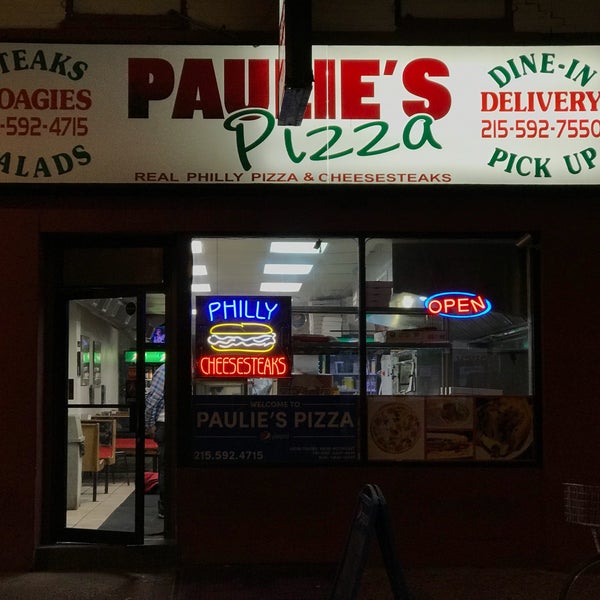 Foto tomada en Paulie&#39;s Pizza  por Robert M. el 10/15/2017