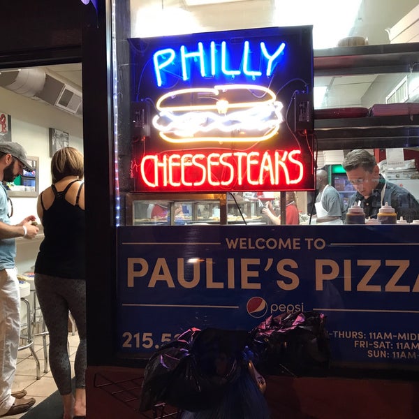 Foto tomada en Paulie&#39;s Pizza  por Robert M. el 6/10/2017