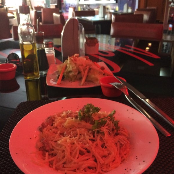 Almoçamos a sugestão do dia e que agradável surpresa! Spaghetti com picadinho de carne ao creme de leite + 1/2 salada! Sensacional! E barato!