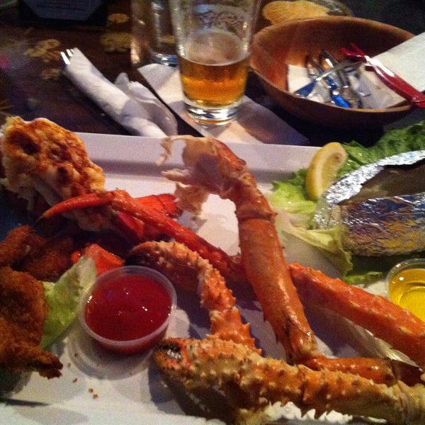 8/10/2013 tarihinde Kevin W.ziyaretçi tarafından King Crab Tavern &amp; Seafood Grill'de çekilen fotoğraf