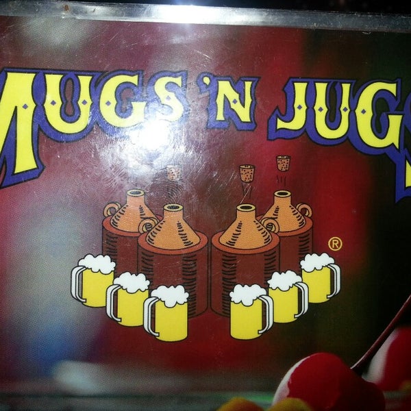 Foto tirada no(a) Mugs &#39;N Jugs Sports Bar and Grill por Maria D. em 3/30/2013