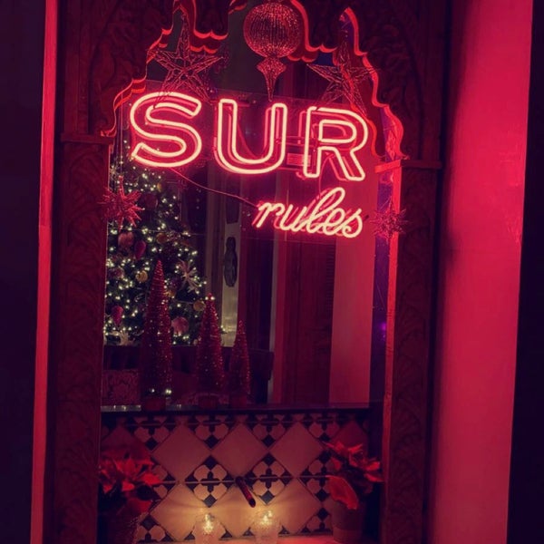 รูปภาพถ่ายที่ Sur Restaurant and Bar โดย Elias เมื่อ 12/23/2021