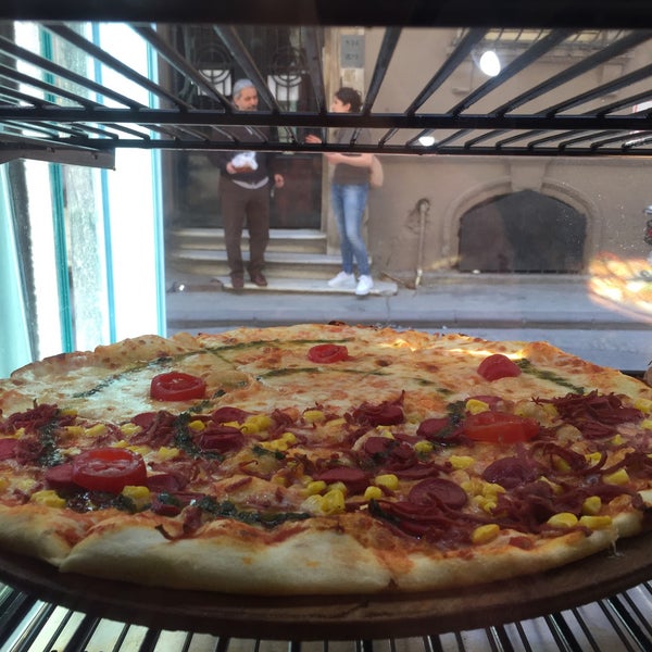 Foto tirada no(a) Pizza Vegas por Uğur K. em 5/14/2018