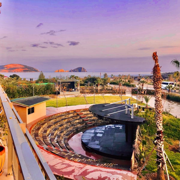 รูปภาพถ่ายที่ Ulu Resort Hotel โดย Umut U. เมื่อ 3/6/2022