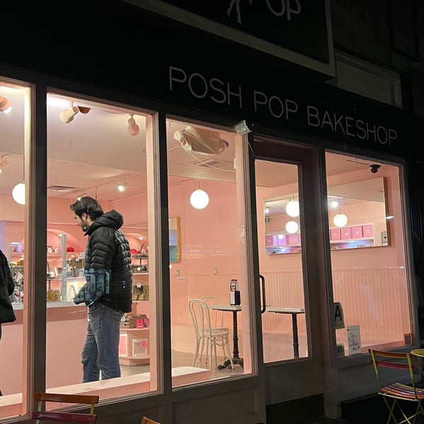 Photo prise au Posh Pop Bakeshop par Y le11/25/2021