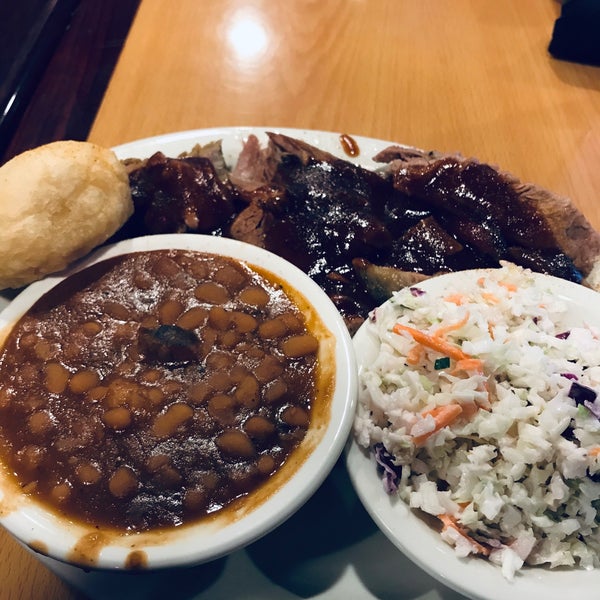 Delicious bbq brisket and pecan pie. Family-friendly environment, very homely and full of comfort food. Definitely worth a visit!