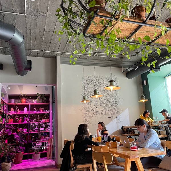 Great place to have a healthy bite. I especially enjoyed the cacao smoothie. Very creamy and with a decent amount of cacao. Limited seating and popular location. Recommended.
