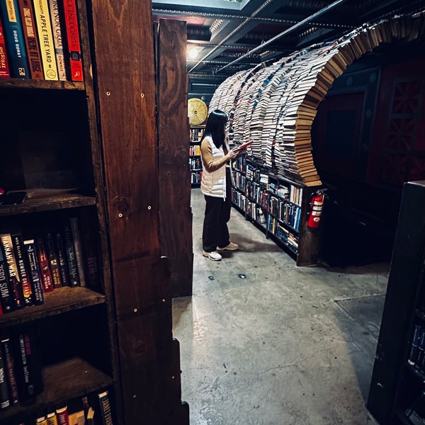 รูปภาพถ่ายที่ The Last Bookstore โดย FAHAD เมื่อ 12/24/2023