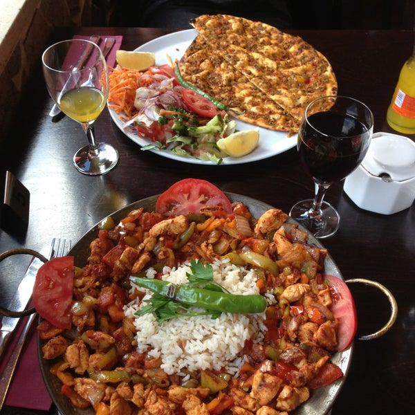 Das Foto wurde bei Hünkar Beğendi Restaurant von Meral S. am 8/14/2013 aufgenommen