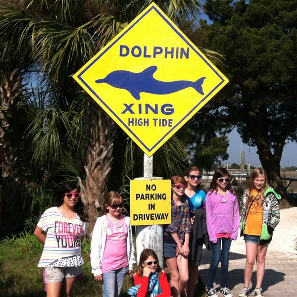 Foto diambil di Capt. Mike&#39;s Dolphin Adventure Tours oleh Wendy M. pada 4/7/2013