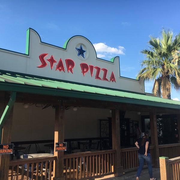 รูปภาพถ่ายที่ Star Pizza 2 โดย Lucas D. เมื่อ 7/1/2019