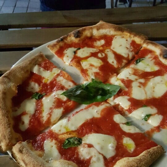 Снимок сделан в &quot;Pizza Please&quot; пользователем Burçin A. 4/11/2016