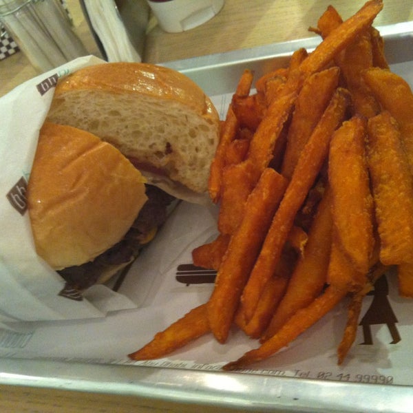 4/7/2013 tarihinde Iza M.ziyaretçi tarafından Burger Hood برجر هوود'de çekilen fotoğraf