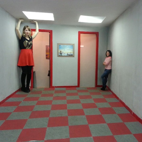 Выставка иллюзий и самообмана «Путешествие в Зазеркалье