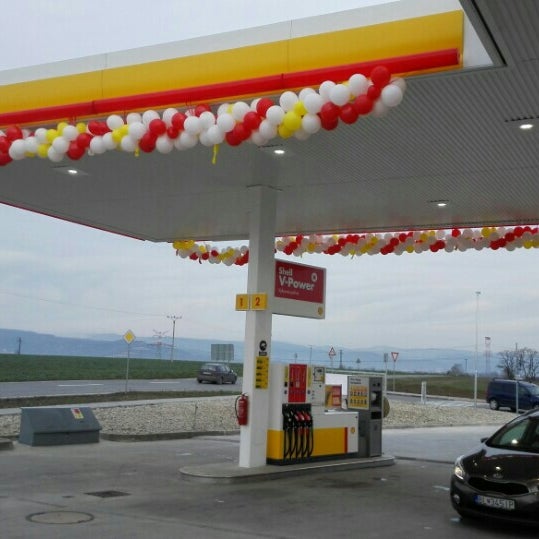 Photo taken at Shell by Vladimir E. on 3/5/2016