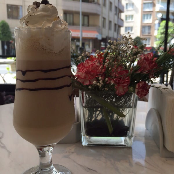 Photo taken at TABEA Baklava &amp; Çikolata &amp; Kahve by Okan K. on 5/7/2015