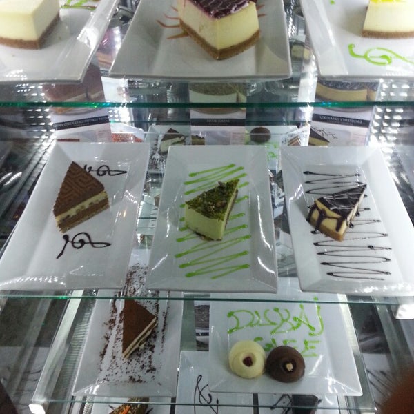 รูปภาพถ่ายที่ Dubai Cafe Restaurant โดย Bilal A. เมื่อ 7/12/2013