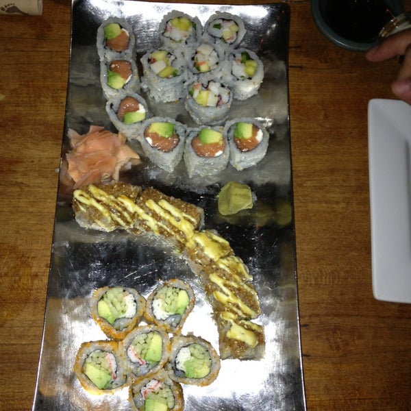 3/22/2013 tarihinde Veronica T.ziyaretçi tarafından Coast Sushi Bar'de çekilen fotoğraf