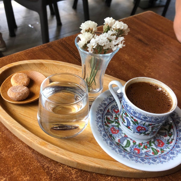 Das Foto wurde bei Adımlar Kitap &amp; Kafe von Özlem am 8/22/2020 aufgenommen