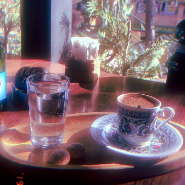 Das Foto wurde bei Adımlar Kitap &amp; Kafe von Özlem am 9/14/2019 aufgenommen