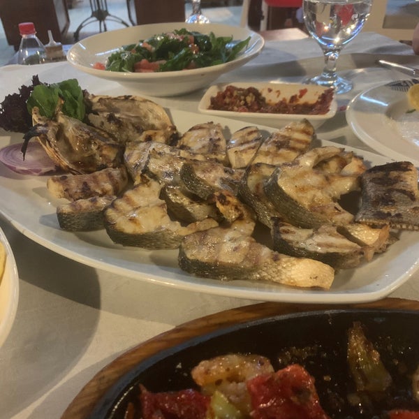 Das Foto wurde bei Sahil Restaurant von Ersoy DOLUKAN am 6/30/2023 aufgenommen