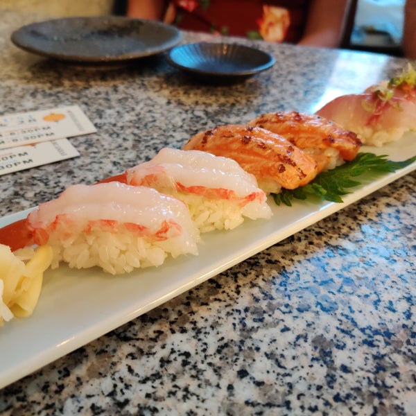 Foto tirada no(a) Sushi Den por Anthony Z. em 7/18/2019