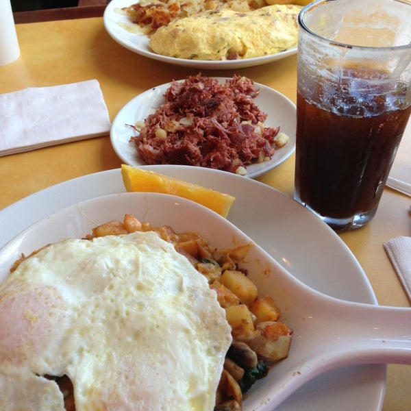 Foto tomada en Eggsperience Breakfast &amp; Lunch - Park Ridge  por Tricia L. el 10/6/2013