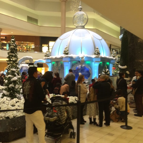 Das Foto wurde bei Sunvalley Shopping Center von Kincaid W. am 12/21/2014 aufgenommen