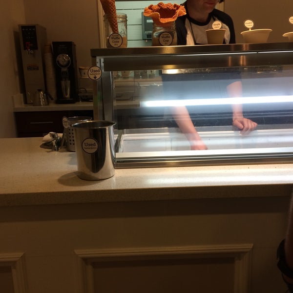 Foto tirada no(a) Lottie&#39;s Creamery por Kincaid W. em 3/24/2015