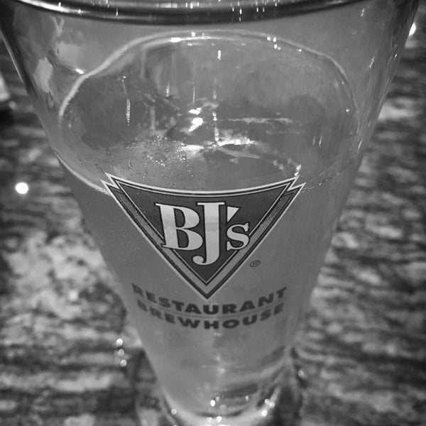 Photo taken at BJ&#39;s Restaurant &amp; Brewhouse by Kincaid W. on 8/28/2016