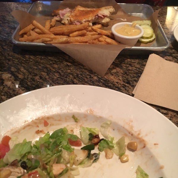 Photo taken at BJ&#39;s Restaurant &amp; Brewhouse by Kincaid W. on 10/4/2017