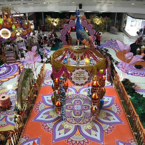 รูปภาพถ่ายที่ Queensbay Mall โดย debtdash เมื่อ 10/29/2022