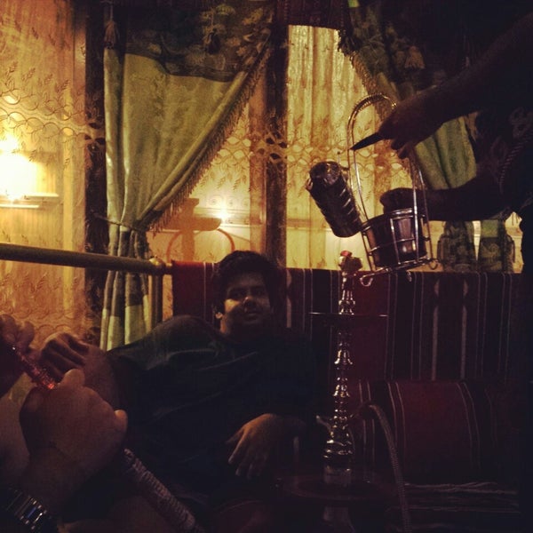 Foto tirada no(a) Arabian Knight Hookah &amp; Coffee Lounge por Vishal G. em 7/28/2013
