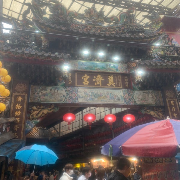 Foto diambil di Miaokou Night Market oleh 維尼大人 pada 1/23/2023