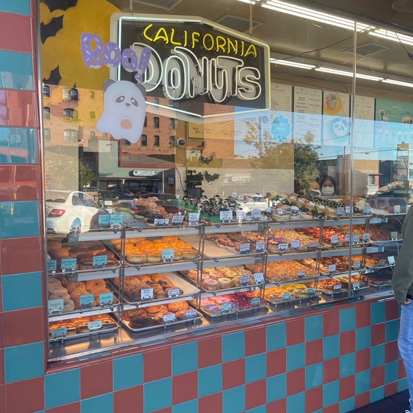 Снимок сделан в California Donuts пользователем AFNAN ♍. 10/27/2021