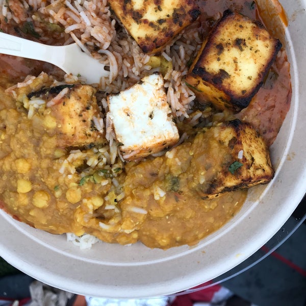 Снимок сделан в Choolaah Indian BBQ пользователем Colleen L. 7/15/2018