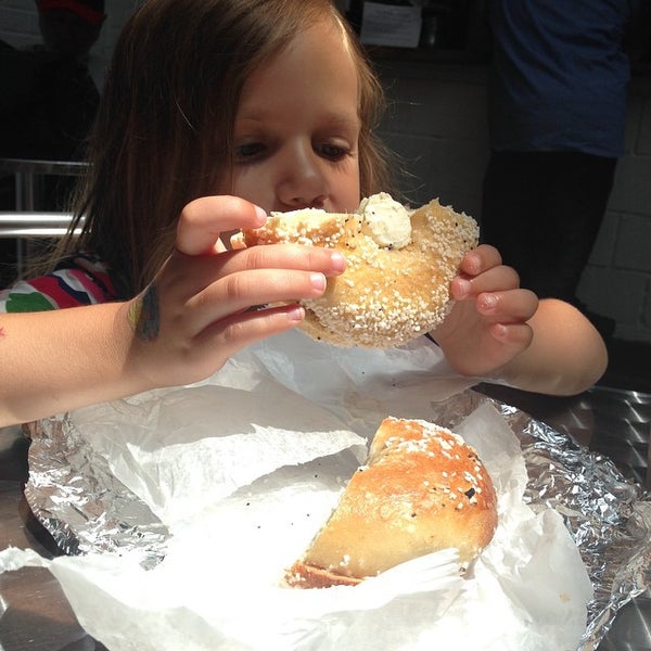 Das Foto wurde bei Davidovich Bagel Shop NYC von Colleen L. am 5/29/2015 aufgenommen