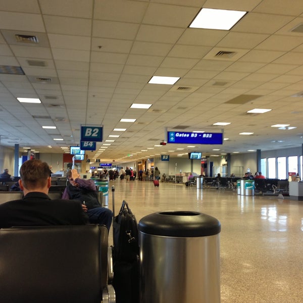 Foto diambil di Salt Lake City International Airport (SLC) oleh Jordan D. pada 4/15/2013