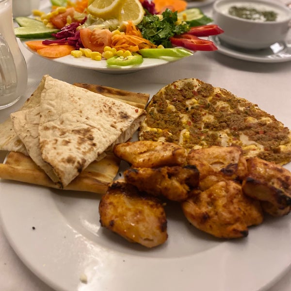 Das Foto wurde bei Dilruba Restaurant von Serap Ç. am 3/5/2022 aufgenommen