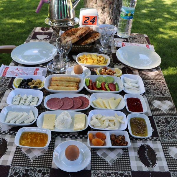 Foto scattata a Lilyum Restaurant &amp; Kır Düğünü da Burak U. il 6/2/2019