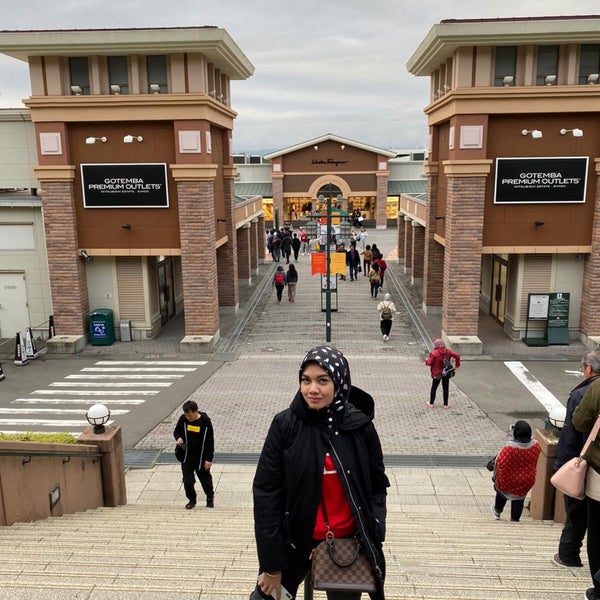 御殿場プレミアムアウトレット P4駐車場 122 Clientes