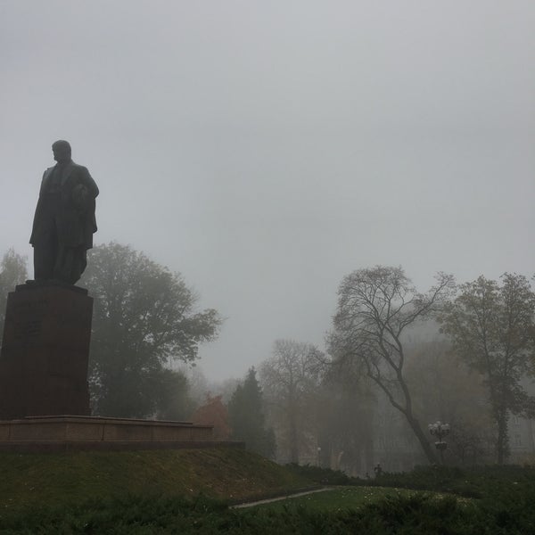 Foto diambil di Парк ім. Тараса Шевченка oleh Nadia Z. pada 10/21/2019