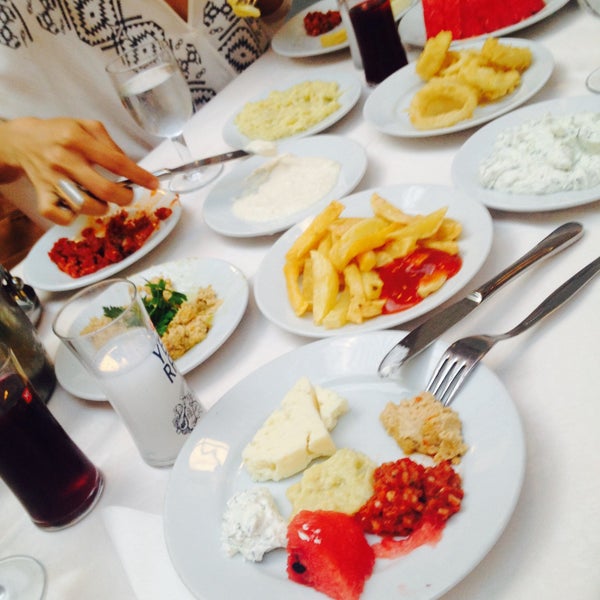 รูปภาพถ่ายที่ Seviç Restoran โดย Helin A. เมื่อ 7/19/2015