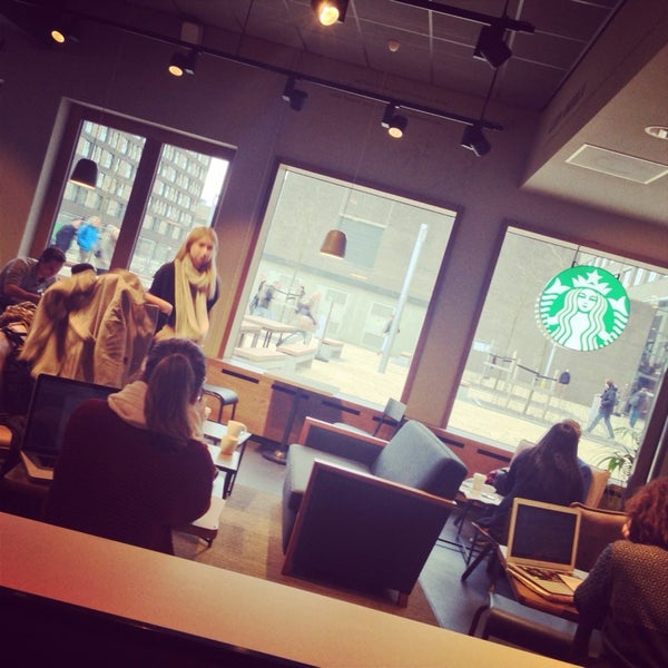 Снимок сделан в Starbucks пользователем shimomuu 2/11/2014