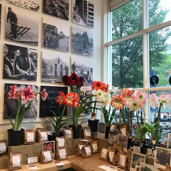 Photo taken at Amsterdam Tulip Museum by shimomuu on 6/7/2019
