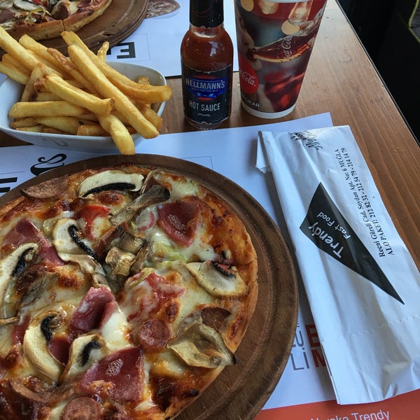 Foto scattata a Trendy Pizza da CanSu Ç. il 8/26/2017