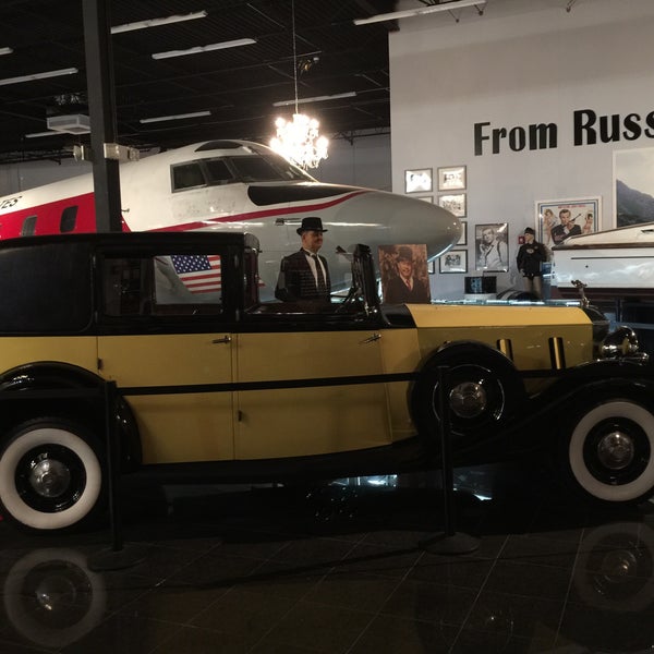 3/12/2015 tarihinde Карим К.ziyaretçi tarafından Miami&#39;s Auto Museum at the Dezer Collection'de çekilen fotoğraf